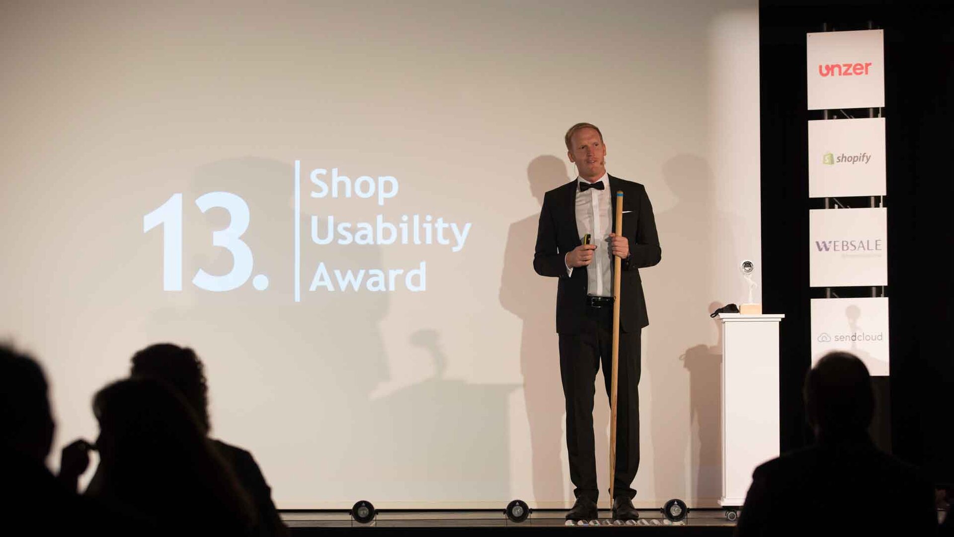 Live im heimischen Wohnzimmer: Johannes Altmann als galanter Moderator der Shop Usability Award Gala 2020