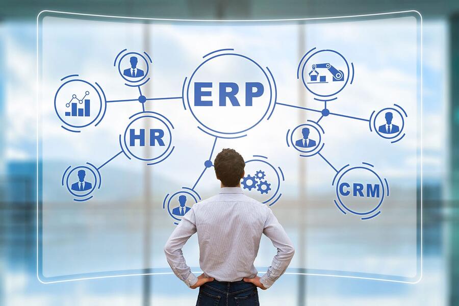 Manager blickt auf Systemskizze mit ERP, CRM, HR Manager blickt auf Systemskizze mit ERP, CRM, HR