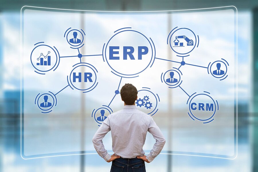 Manager blickt auf Systemskizze mit ERP, CRM, HR