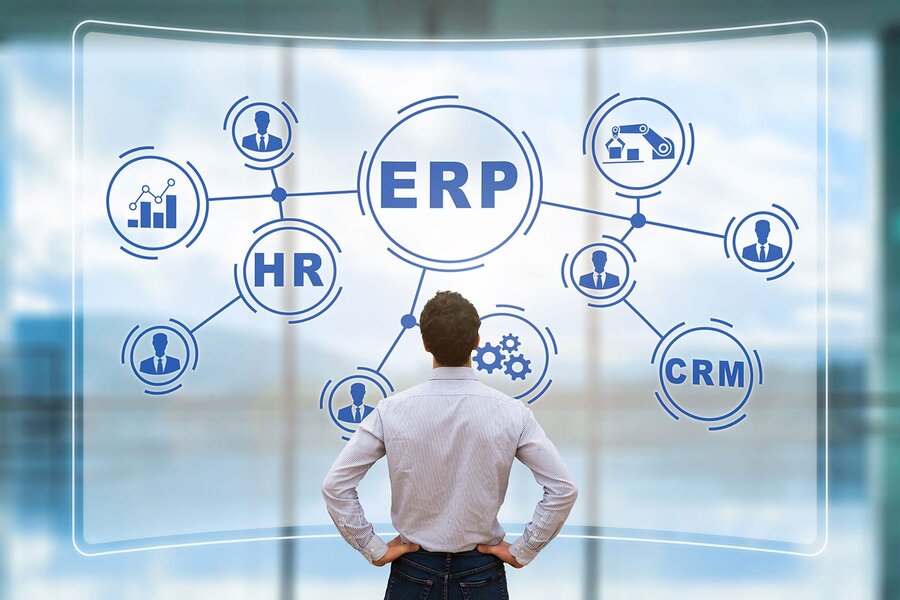 Manager blickt auf Systemskizze mit ERP, CRM, HR Manager blickt auf Systemskizze mit ERP, CRM, HR