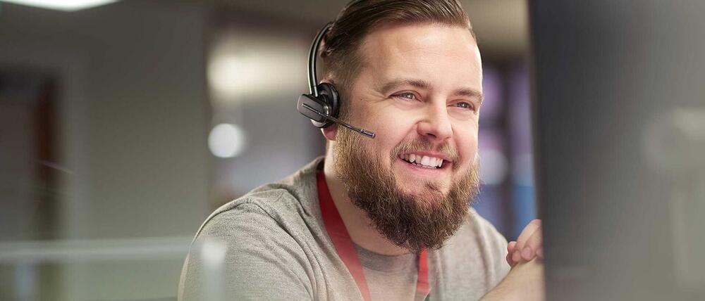 Ein Mann mit einem Headset liefert OXID Shopsoftware Service und Support.